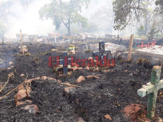 Fotos: Así fue el voraz incendio que consumió varias tumbas del cementerio Sipile en Comayagüela