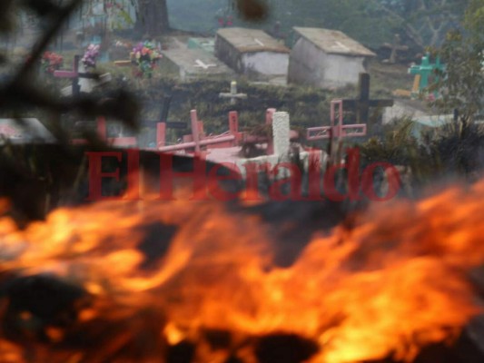 Fotos: Así fue el voraz incendio que consumió varias tumbas del cementerio Sipile en Comayagüela