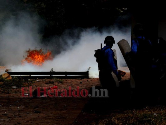 Protestas en El Chimbo: gaseados, padres con bebé en brazos e incendios