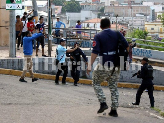 Heridos y detenidos deja enfrentamiento de barras en el clásico Olimpia vs Motagua en el Nacional de Tegucigalpa