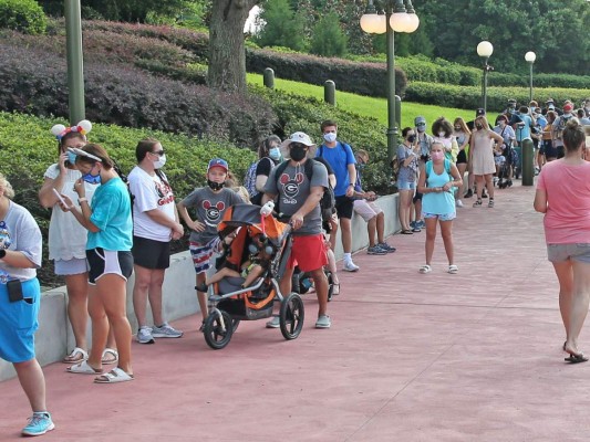 Imágenes de la reapertura de Disney World en plena curva de contagios en Florida