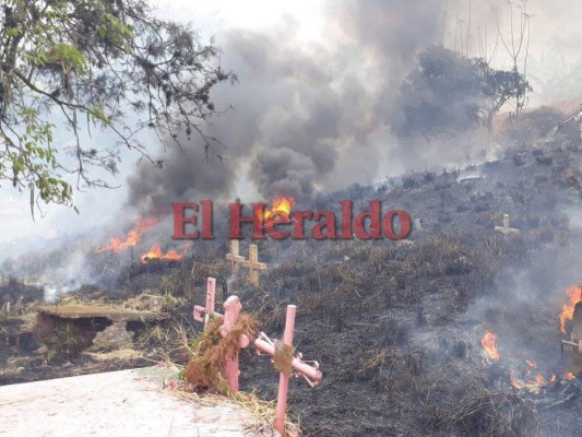 Fotos: Así fue el voraz incendio que consumió varias tumbas del cementerio Sipile en Comayagüela