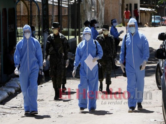 Casa por casa, brigada médica busca casos de covid-19 en colonia 1 de Diciembre