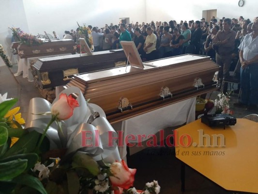 FOTOS: Doloroso sepelio de familia que murió en tragedia en la CA-5