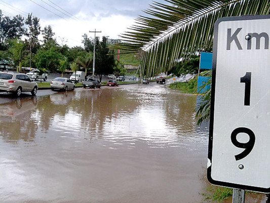 Al menos 65 casas inundadas por lluvias en la capital de Honduras