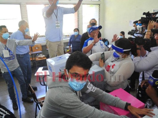 Desorden y cero distanciamiento físico en las urnas de la capital (FOTOS)