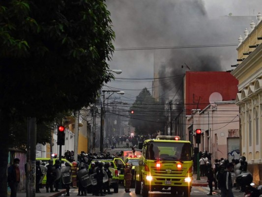 Vehículos quemados y más de diez policías heridos: Lo que dejó la irrupción en Guatemala