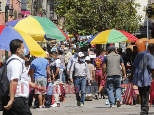 Flores, dulces y pastel: así festejan los capitalinos el Día de las Madres
