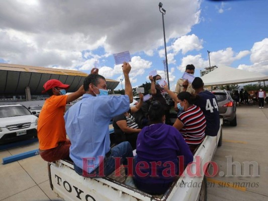Un grupo de personas llegó el martes a vacunarse al Polideportivo de la UNAH. Foto: Jhony Magallanes/El Heraldo