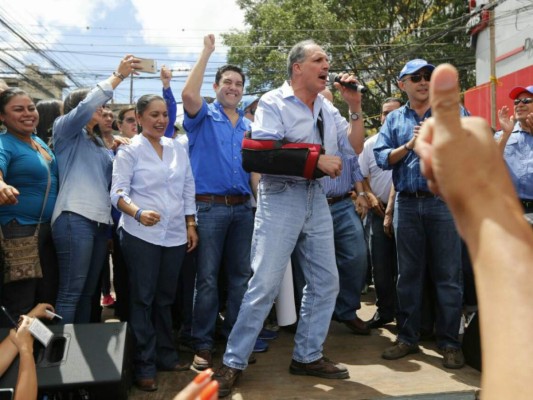 '¡Sí se pudo!” gritan nacionalistas al celebrar recolección de firmas