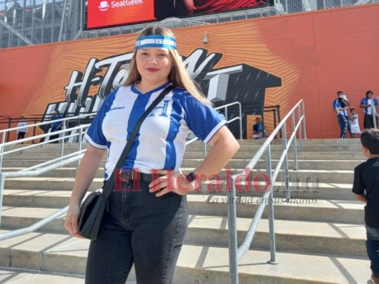 Bellas aficionadas catrachas se robaron las miradas en el BBVA Compass para el Honduras-Panamá