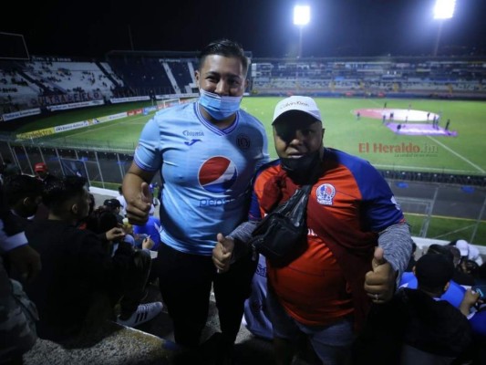 Aunque no hubo goles, estos aficionados disfrutaron el clásico entre Olimpia y Motagua