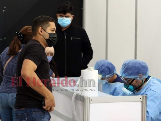 Ola de contagios: Abarrotados los puntos de vacunación y triajes en la capital (FOTOS)   