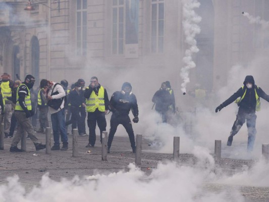 FOTOS: Caos y destrucción en París tras otro día de protestas de los chalecos amarillos