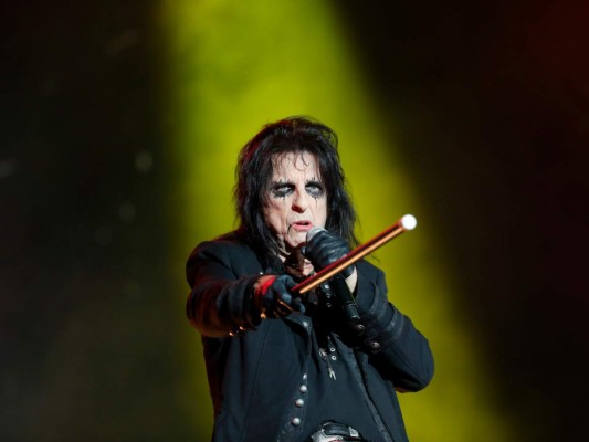 El rockero Alice Cooper enloquece a México