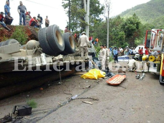 Dos muertos tras volcamiento de camión cargado de madera