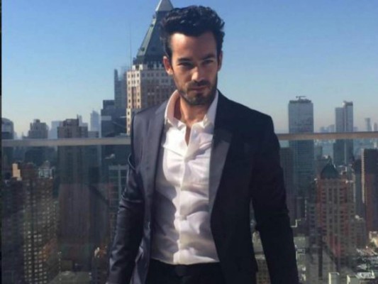 Polémica por foto de actor Aaron Díaz con mensaje sobre Dios