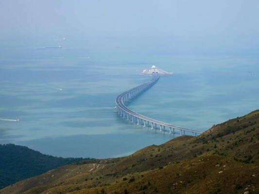 Espectaculares imágenes del puente más largo del mundo en Hong Kong