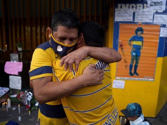 Grandes y chicos lloran a Maradona, el 'pibe de oro' que les llevó a la gloria (FOTOS)