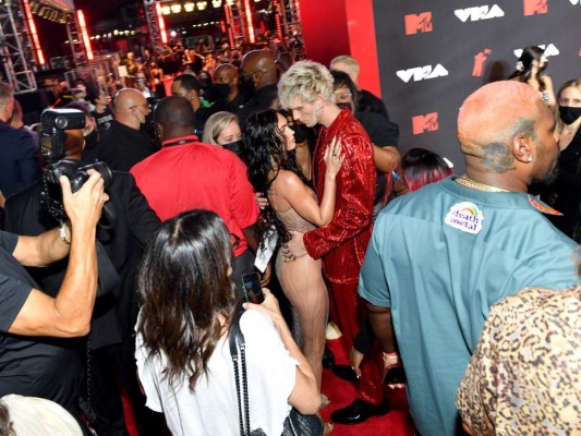 Video: McGregor protagoniza pelea con Machine Gun Kelly en la alfombra de los VMA
