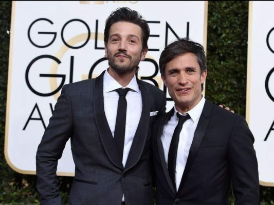 Los actores y productores de cine mexicano, Diego Luna y Gael García Bernal durante los Golden Globes. (Foto: AP)