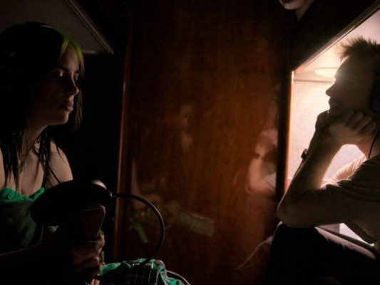 Billie Eilish estrena película que documenta su vida artística y personal