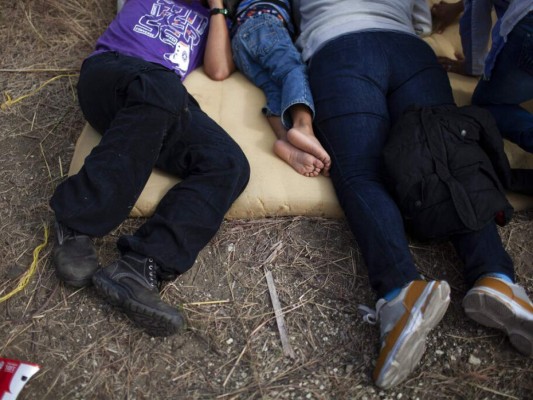 Cansados, sitiados y con hambre, la desesperación en el rostro de migrantes que piden les dejen continuar travesía (FOTOS)
