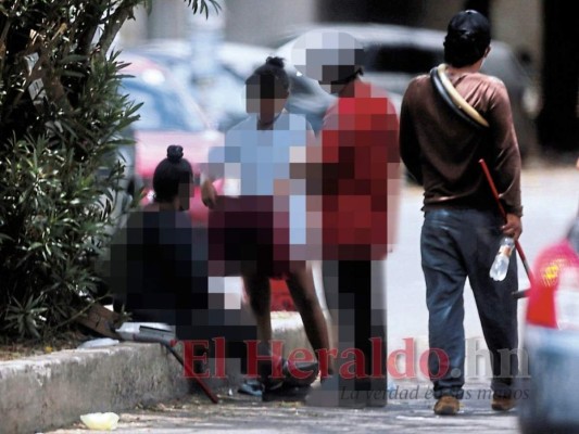 EL HERALDO evidenció que varias de las niñas se cambian de ropa para comenzar a limpiar vidrios, optan por una vestimenta más provocativa a pesar de su edad. Foto: El Heraldo