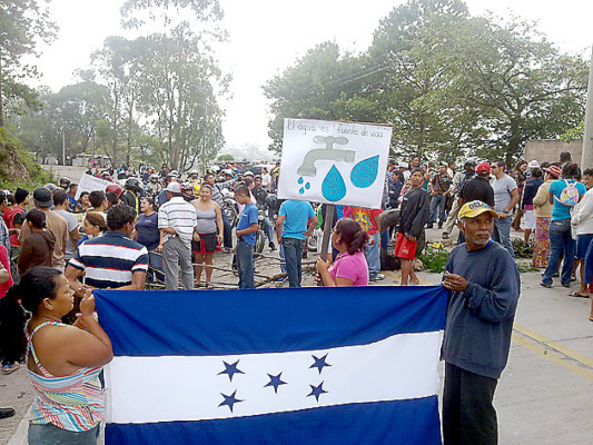 Pobladores se toman carretera a Danlí para exigir agua potable