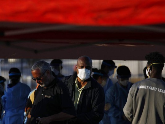 En medio de pandemia, indigentes duermen en estacionamiento en Las Vegas
