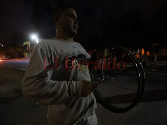 Seguidores de la Alianza de Oposición en Honduras hacen sonar cacerolas en protesta por toque de queda