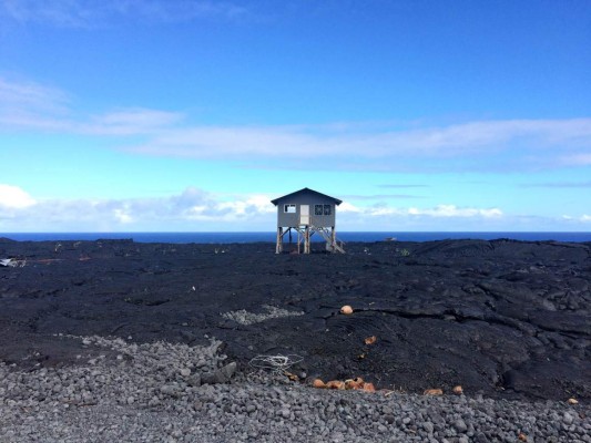 Lava de volcán de Hawái cae en cascada al océano