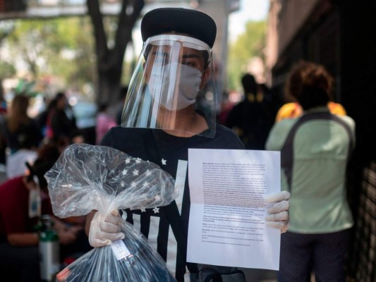 Con cartas, mexicanos envían aliento a parientes con Covid-19 (FOTOS)