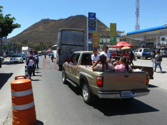 Veraneantes abandonan masivamente la capital rumbo al norte y sur de Honduras