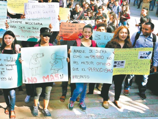 Los periodistas ejercen entre la impunidad y obstáculos legales