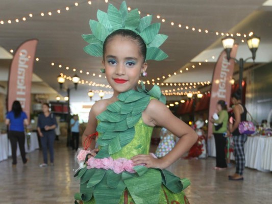 Coloridos vestidos y curiosos objetos en la Megaexpoferia del Reciclaje de EL HERALDO