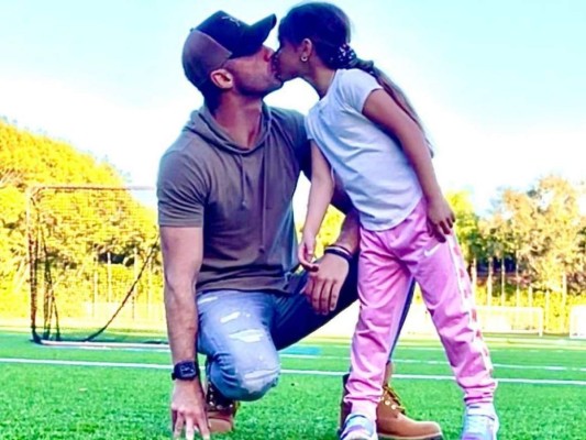 Critican a Toni Costa por besar a su hija en la boca: 'Eso no se debe hacer'