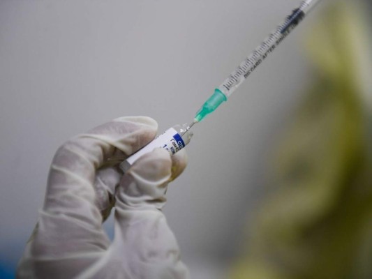 ¿Deben vacunarse primero contra covid-19 los políticos y militares? La OPS responde