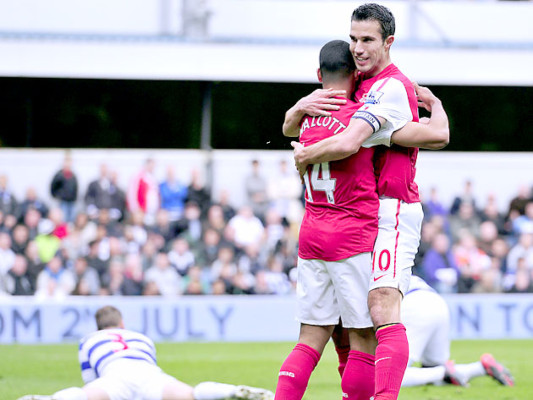 Van Persie continúa líder en Premier League