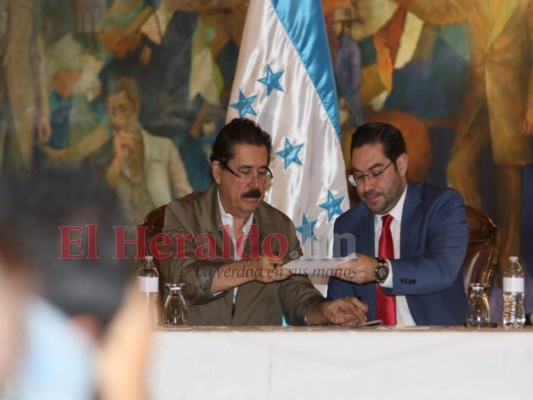 Así estamparon su firma 'Mel” Zelaya y Jorge Cálix para acabar con la crisis legislativa (Foto)