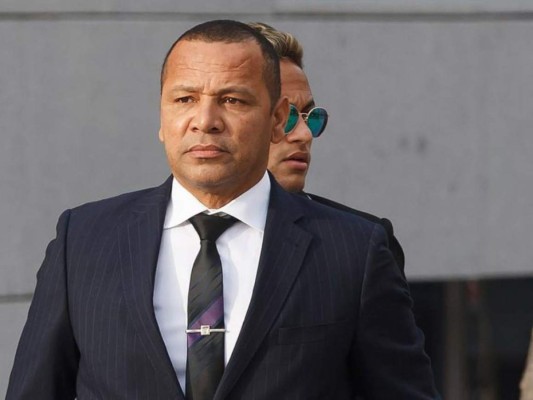 Papá de Neymar asegura que no viajará a Barcelona para negociar regreso de su hijo