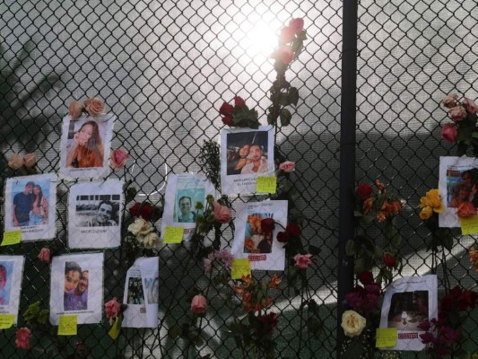 Familiares de las víctimas en Surfside rinden homenaje con emotivo monumento improvisado