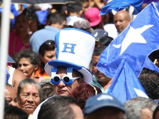 '¡Sí se pudo!” gritan nacionalistas al celebrar recolección de firmas