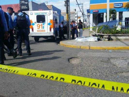 Maestro muere de supuesto paro cardíaco luego de hacer un reclamo en oficinas del SANAA