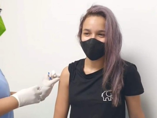 Angie Flores recibe la primera dosis de la vacuna anticovid