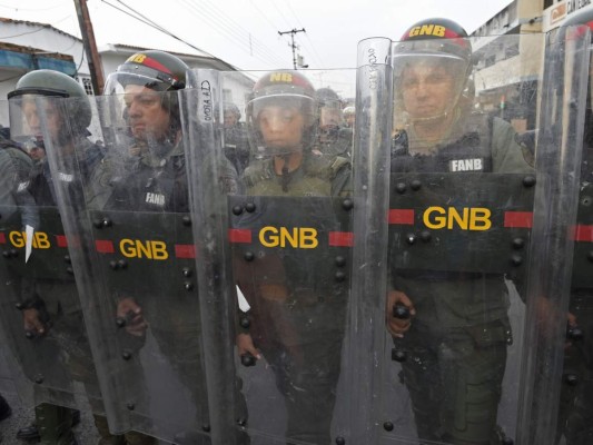 Militares venezolanos dispersan con gases lacrimógenos a manifestantes en puente fronterizo con Colombia