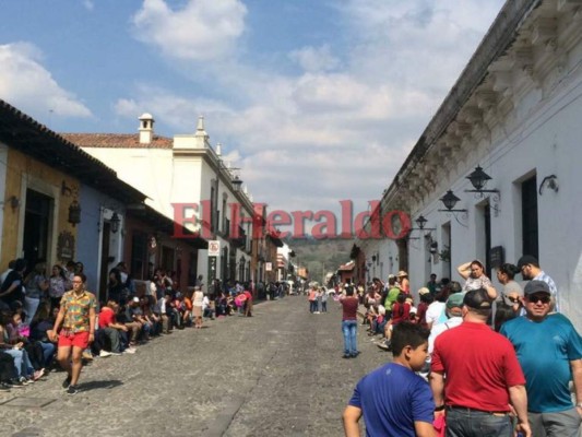 Guatemaltecos dan su adiós póstumo al expresidente Alvaro Arzú