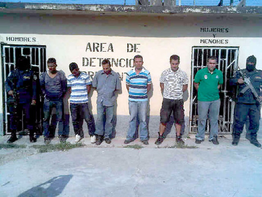 Cae oficial de Policía con arsenal de guerra en el norte de Honduras