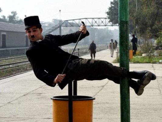 Un Chaplin paquistaní hace reír y olvidar la pandemia&nbsp;&nbsp;
