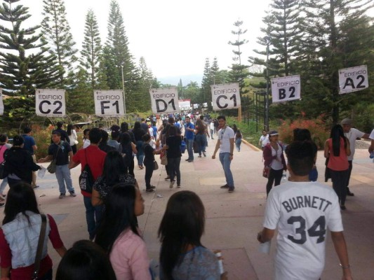 Estudiantes aspiran ingresar a la Universidad Nacional Autónoma de Honduras